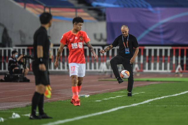 泽连斯基指责特朗普施压乌克兰投降，关系降至新低